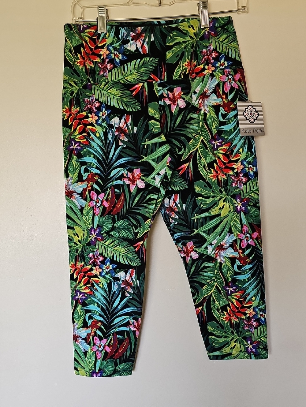KATE PARK Leggings. Black Tropical Print ' Capri Leggings
